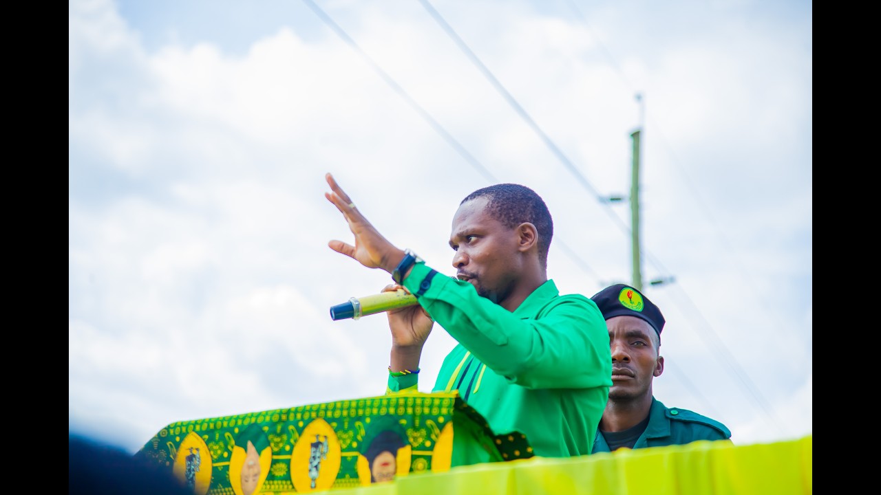 KENAN KIOHONGOSI  AWACHANI A MISITARI WANANCHI WA KASULU.TAZAMA ALICHO KIFANYA.