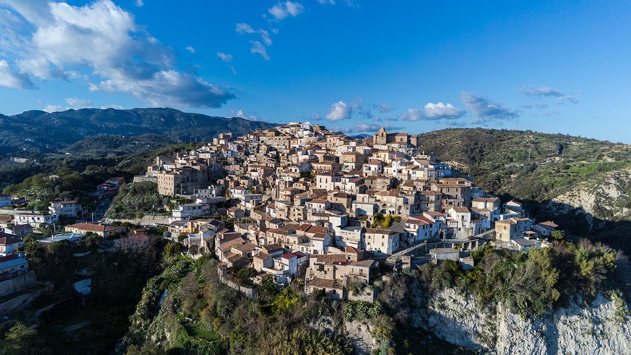 Stignano: un borgo affacciato sullo Ionio e un patrimonio culturale illuminato. Calabria | Drone 4K
