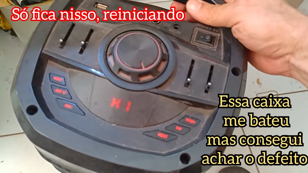 Caixa de som Bluetooth fica ligando e desligando depois que usou carregador errado, desliga sozinha