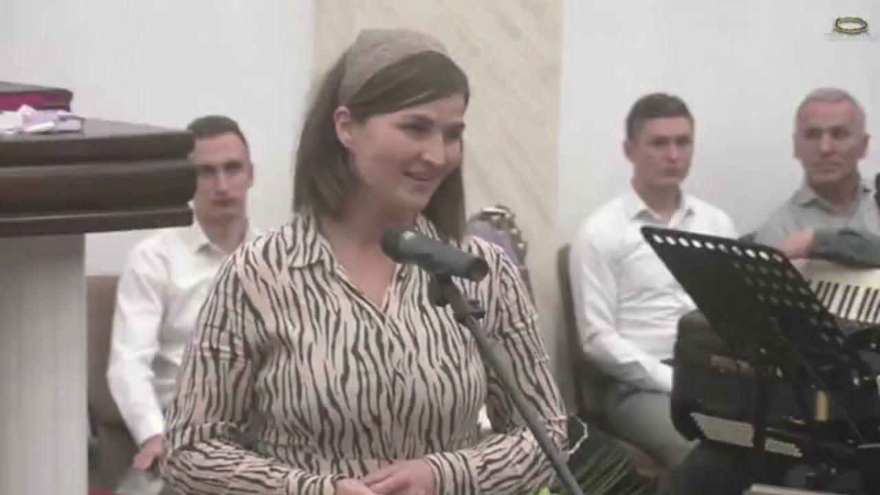 Și-a uitat caietul cu poezii în mașină, dar Domnul a ajutat-o să spună la 250 de persoane poezia