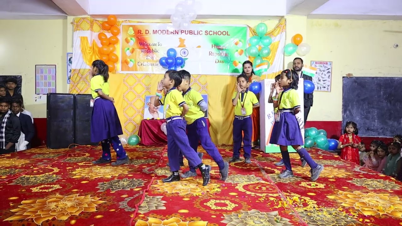 Savere savere ukg class ke bache ban than ke R.D.Modern school chale