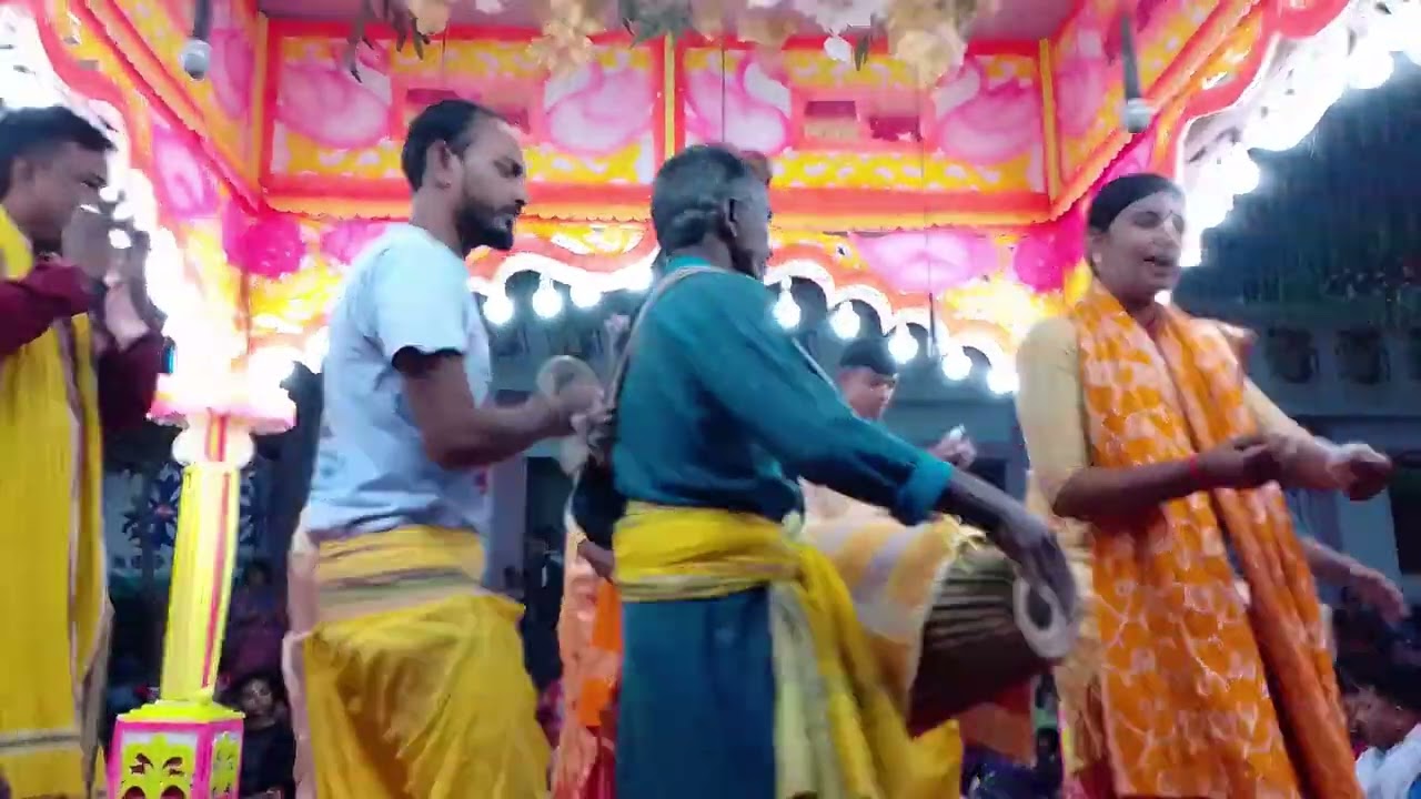 আসর মাতিয়ে দিল। মমতা বালা সম্প্রদায়। খুলনা