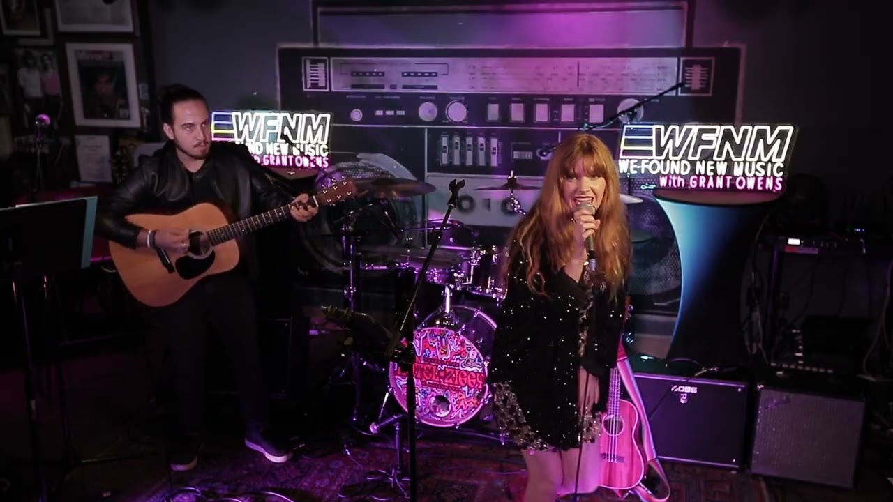 &laquo;Not a Phase&raquo; от Lucy & La Mer (концерт на WFNM в Западном Голливуде)