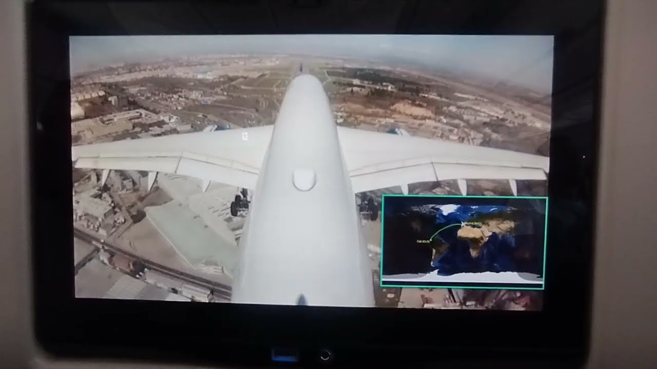 Vista de aterrizaje en el aeropuerto Barajas de Madrid desde la cámara trasera del avión.