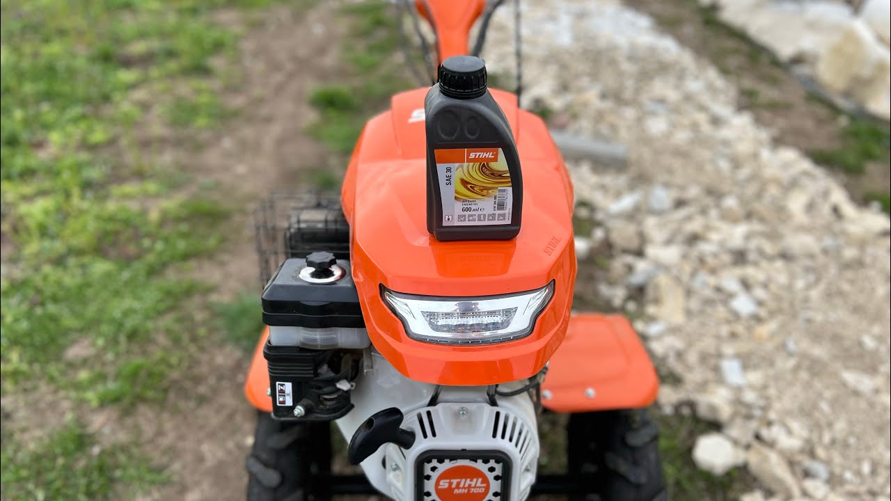Changing for the first time motor oil in Stihl Mh-700 power tiller. ( Schimb de ulei la motosapa.)