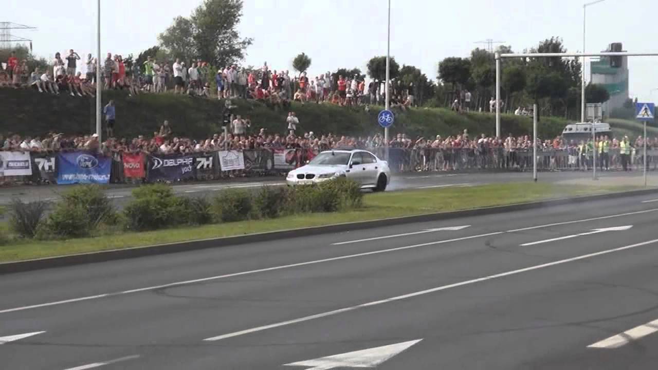 BMW M5 E60 V10 - in Action BURNOUT Donut Kickdown 0 160 Kmh Acceleration