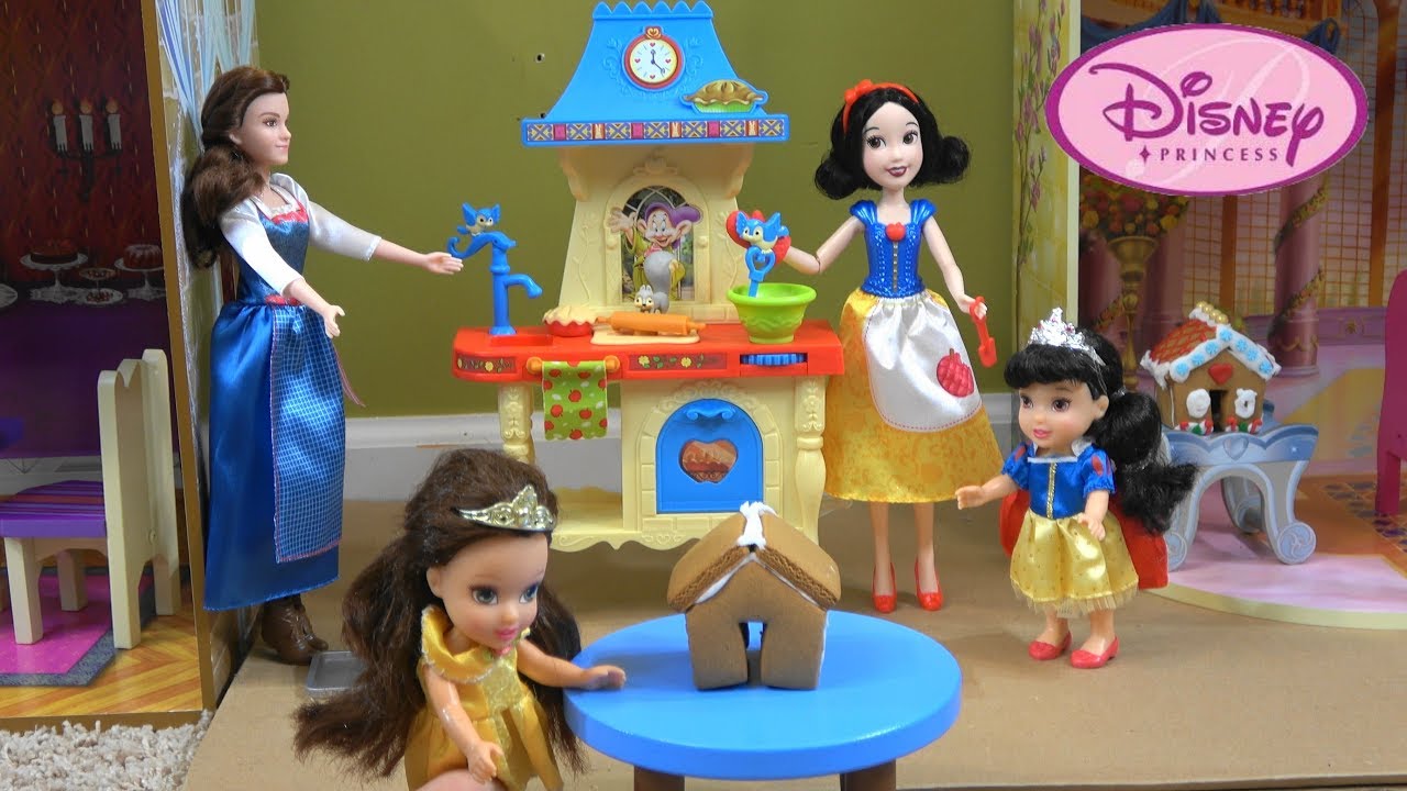 Princess Story: Princess Snow White and Princess Belle Baking Gingerbread House in NEW Kitchen