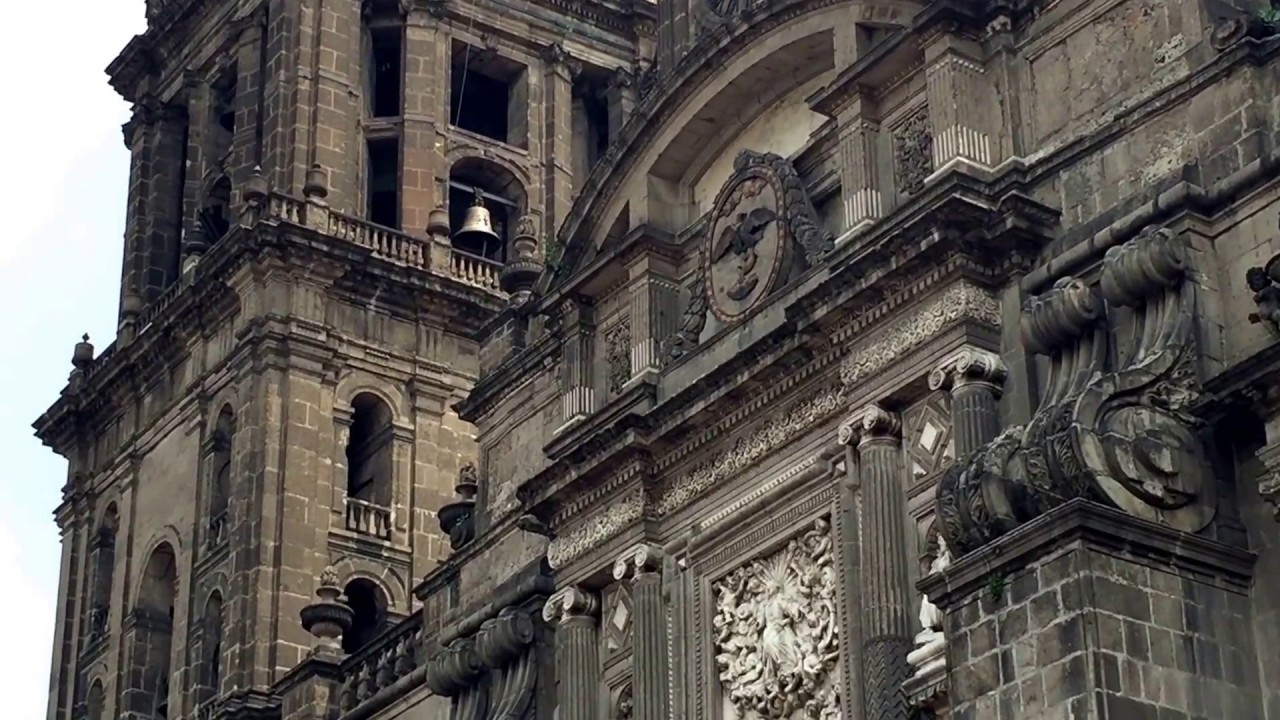Catedral Metropolitana de Mexico. Toque de campanas al medio dia.