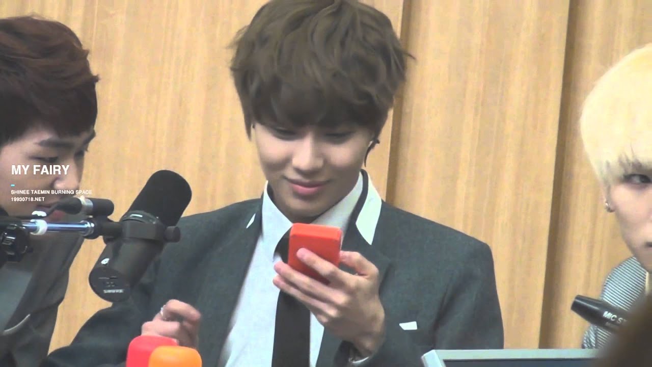130514 Taemin plays with his phone