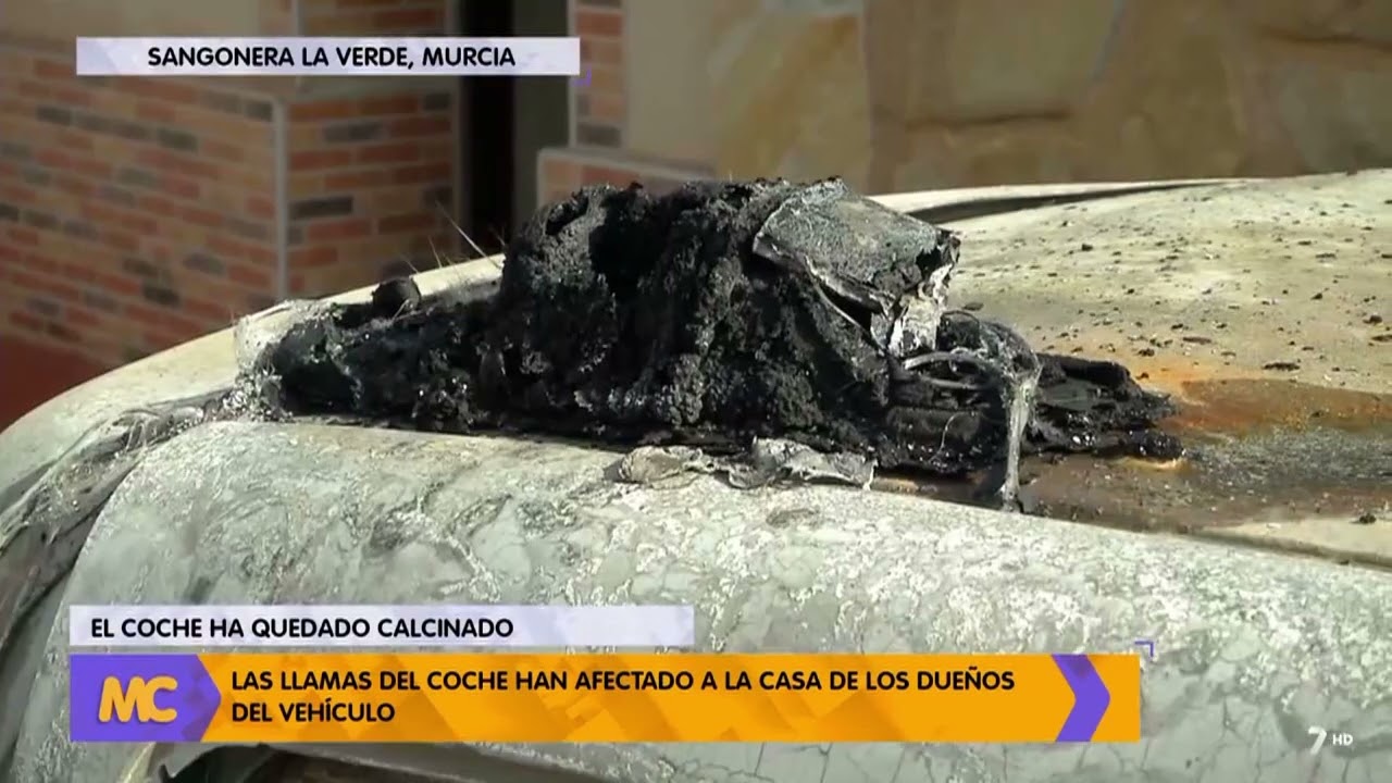 COCHE CALCINADO EN SANGONERA LA VERDE