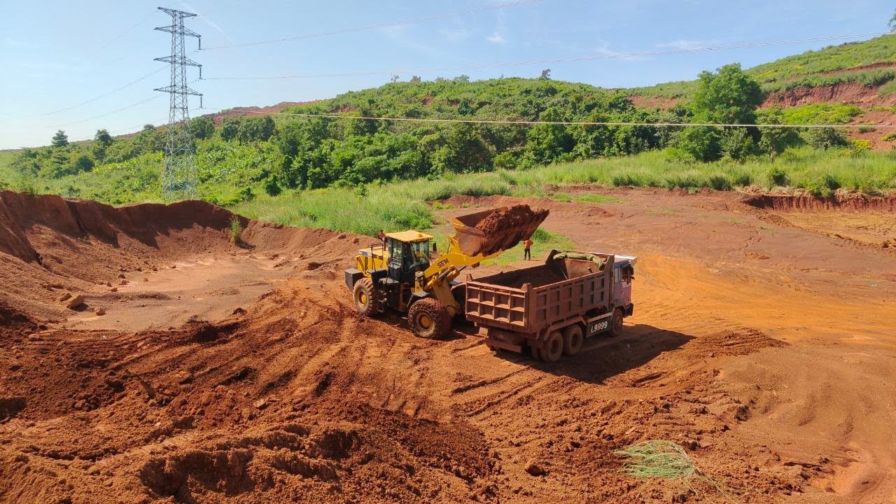 Caterpillar SEM 668D Wheel Loader Loading Trucks With One Pass