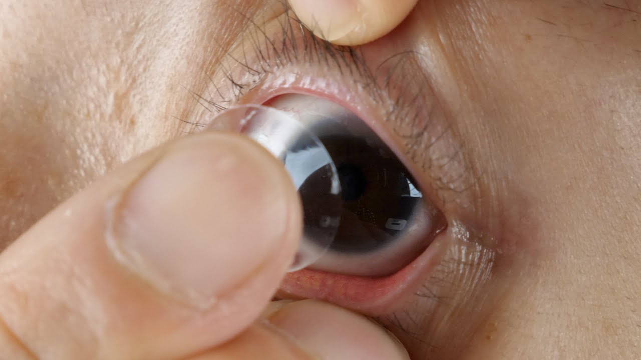 How to Put On Soft Contact Lenses