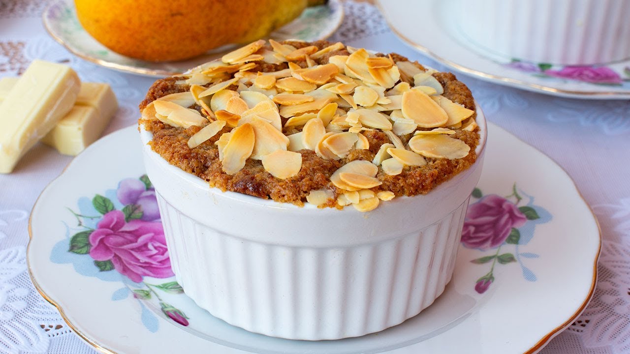 Postre de pera y chocolate blanco con crumble