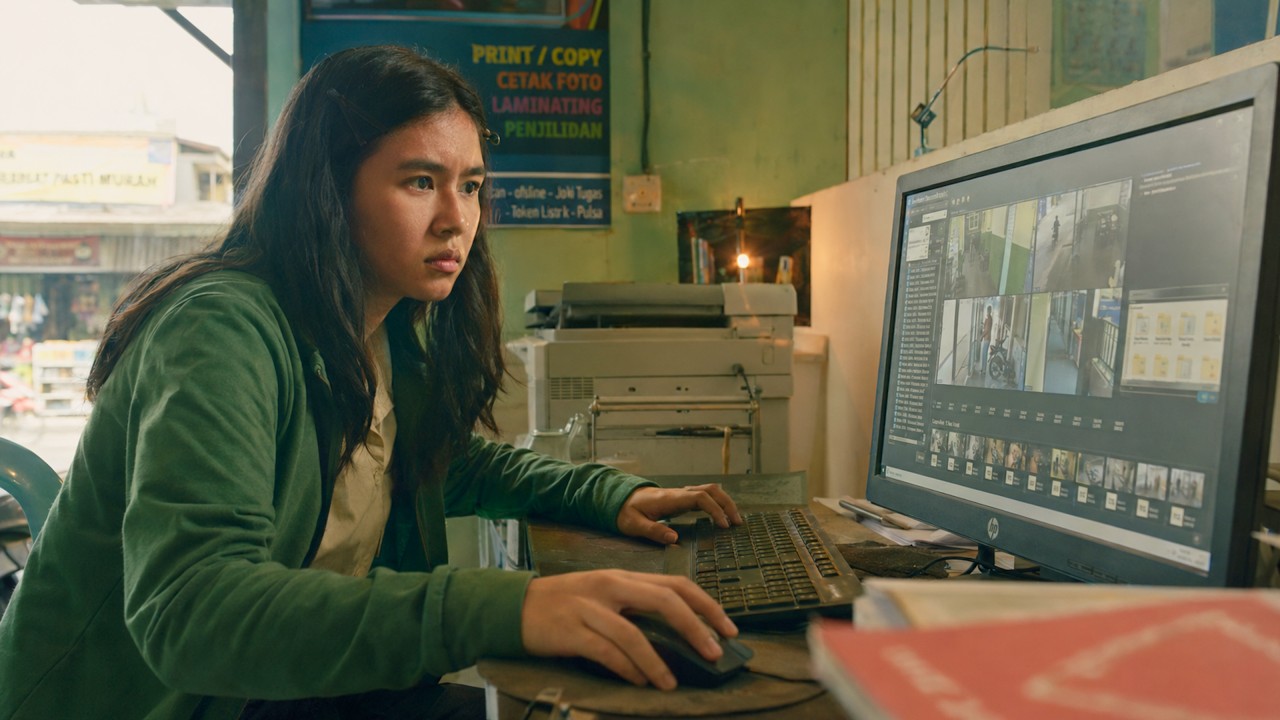 A Rich Student Ruins a Scholarship Girl&rsquo;s Life, Unaware She Is a Computer Genius