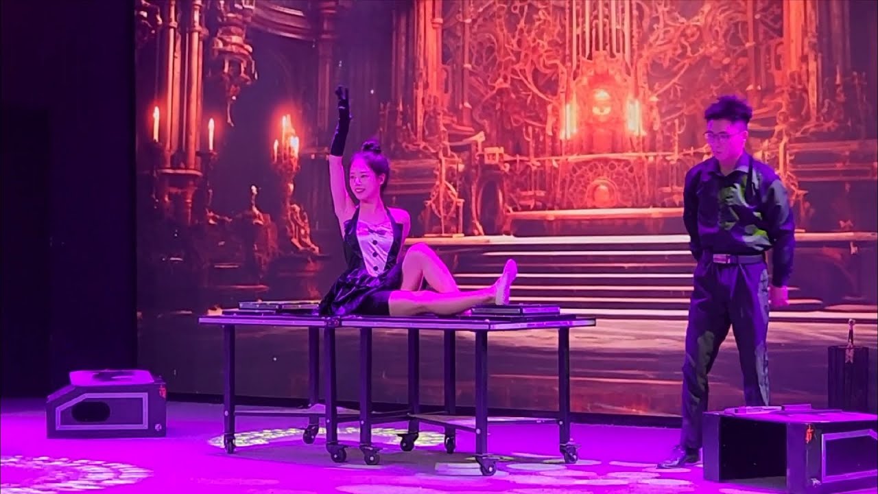 Cute Assistant Sawing illusion