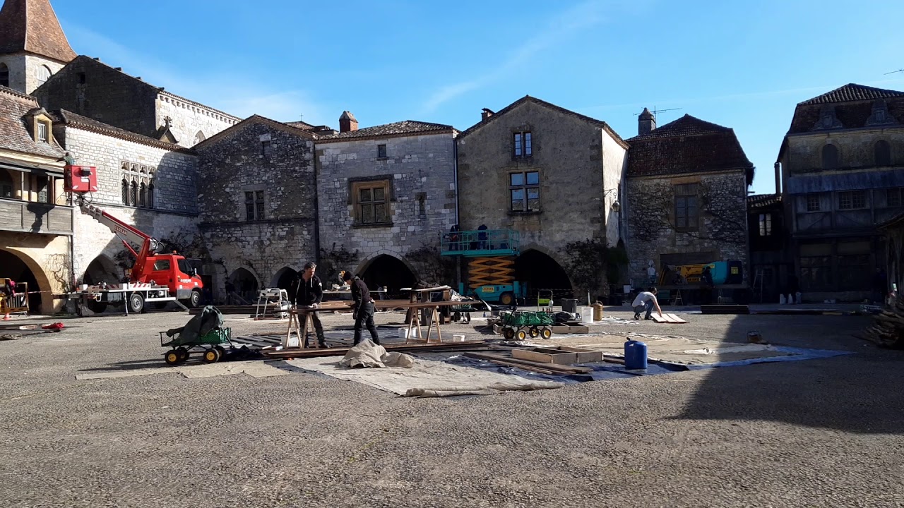 Installation des decors de last duel à Monpazier. Dordogne.