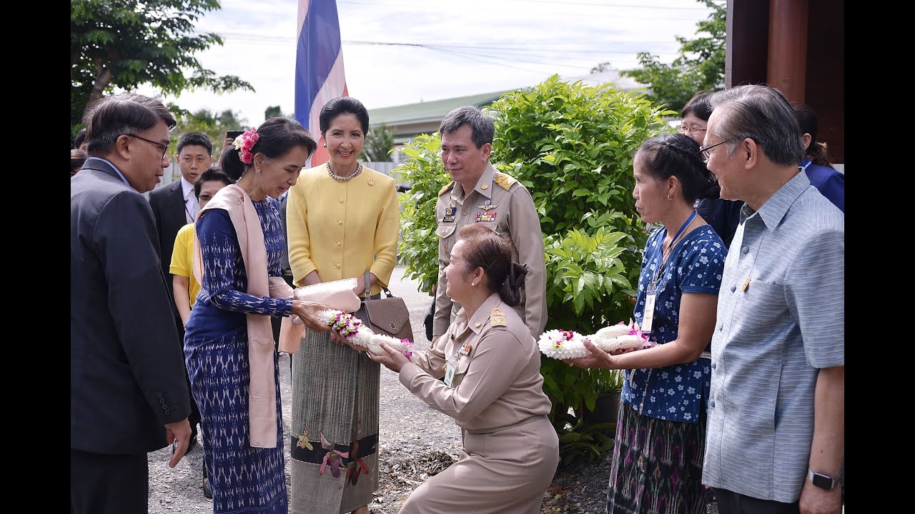 ภริยานายกรัฐมนตรีและที่ปรึกษาแห่งรัฐแห่งสาธารณรัฐแห่งสหภาพเมียนมา เยี่ยมชมศูนย์การเรียนรู้