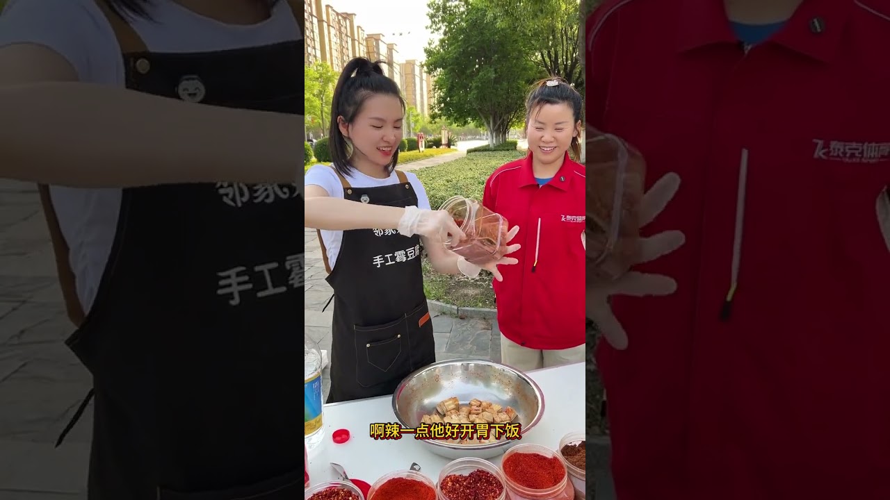 美女都喜欢吃我们的手工霉豆腐，姐姐不仅长得美，说话也温柔， #霉豆腐 #豆腐乳 #家乡的味道 #摆地摊