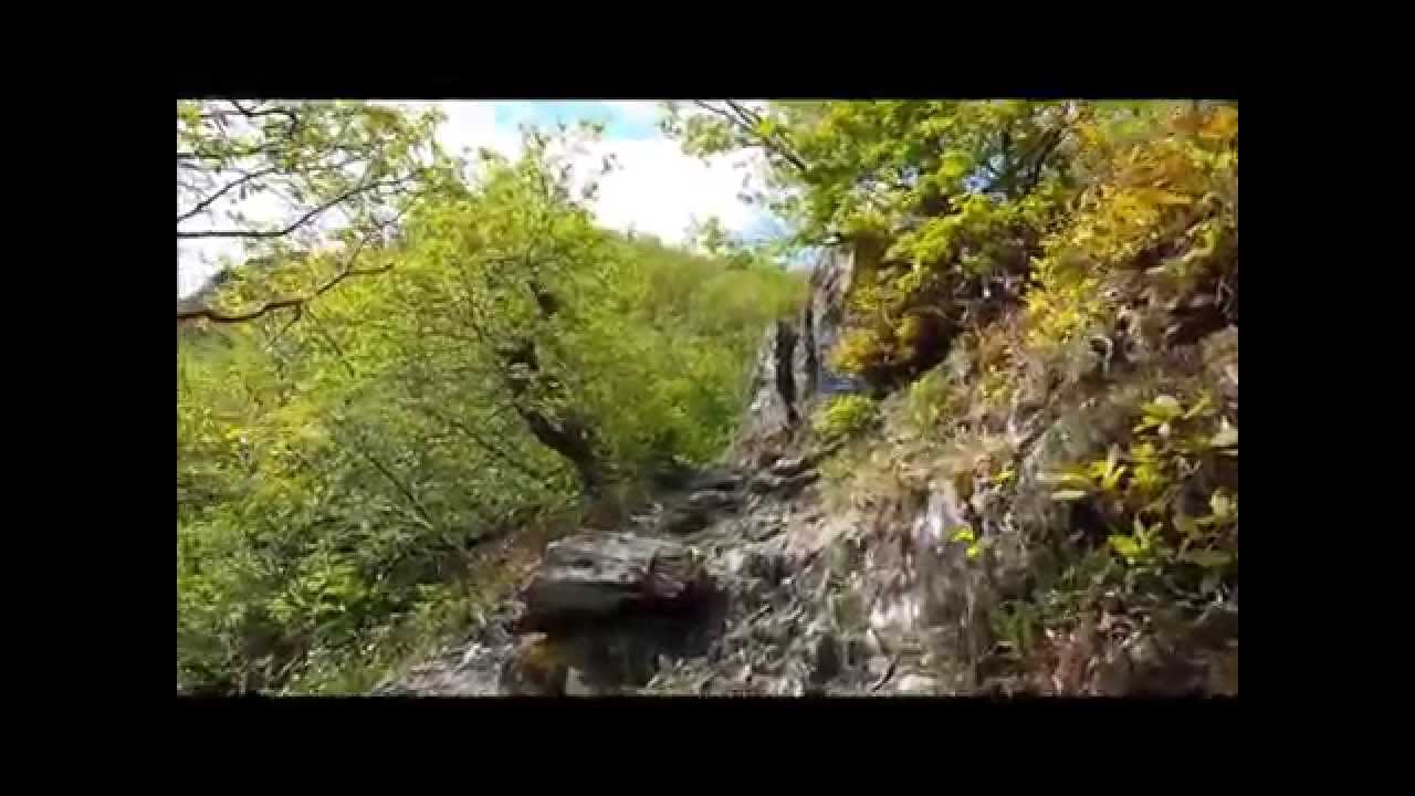 Klim naar het Teufelsloch bij Altenahr (Eifel)