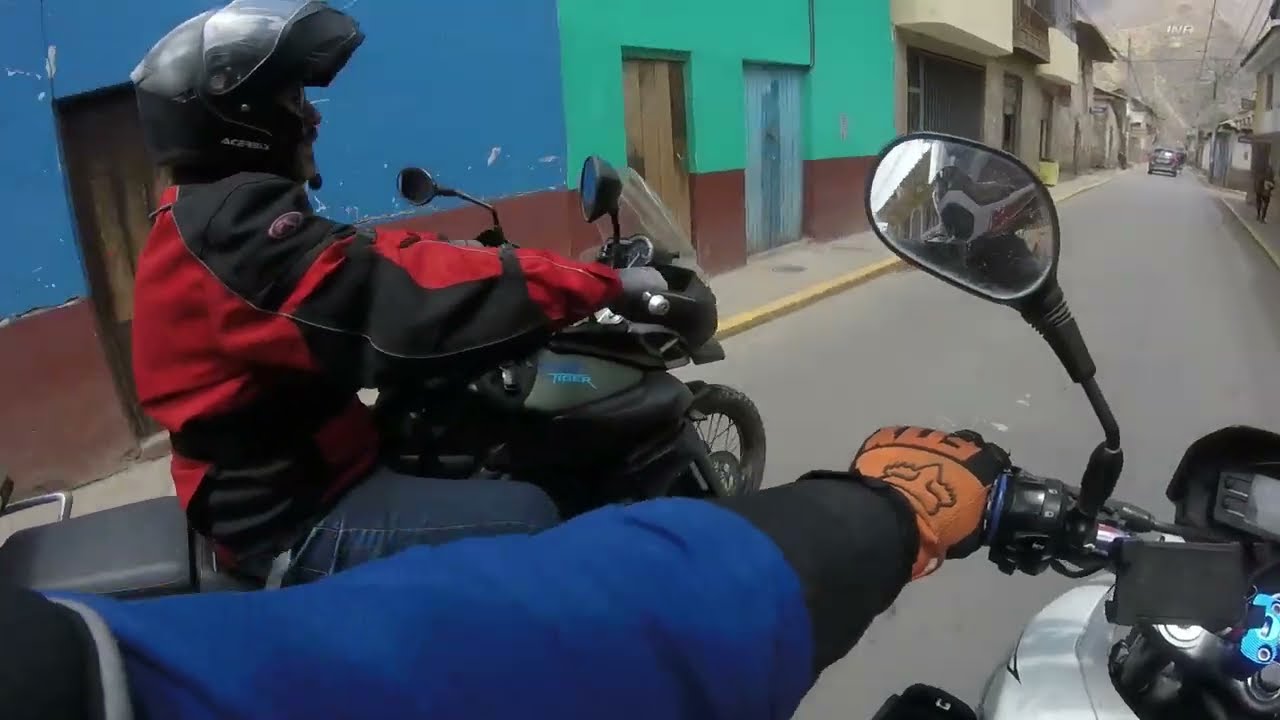 Bajando del Abra de Amparaes a Calca