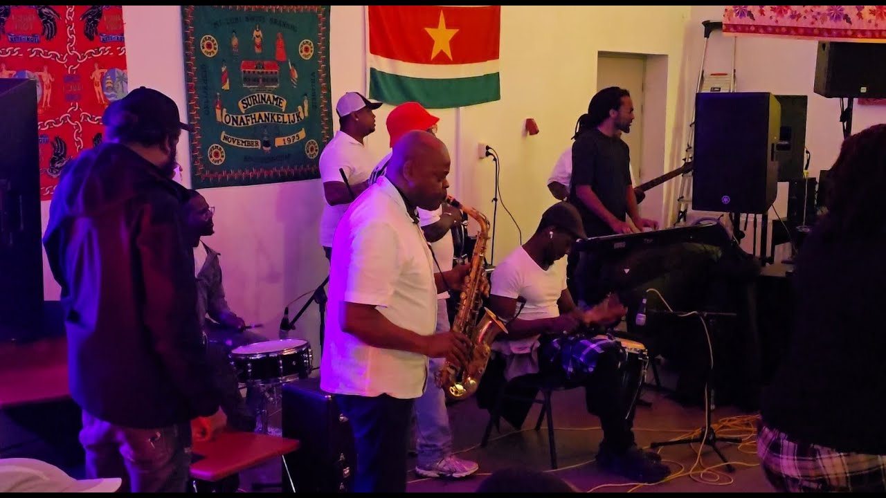 Live “Three Horses” tijdens Bondru Dey op 31 oktober 2025 in buurthuis Kwakoe Amsterdam Zuid-Oost