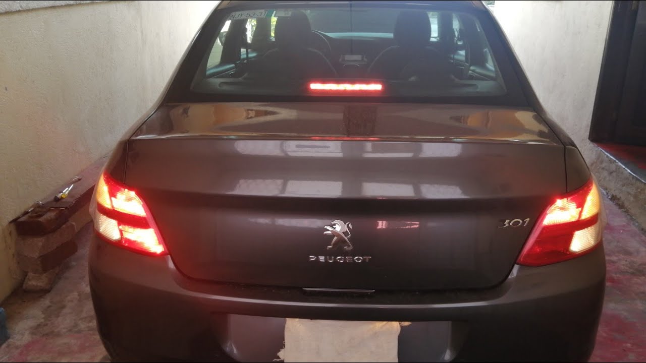 Como cambiar  foco de faro trasero en peugeot 301
