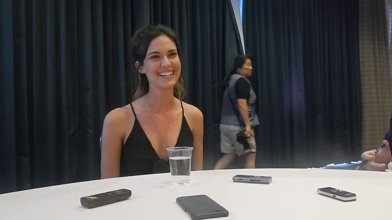Odette Annable talks Supergirl Season 3 at SCDD
