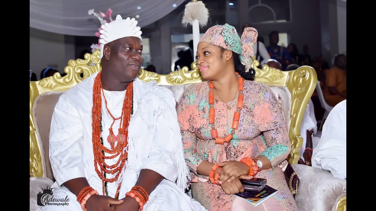 SEE HOW OONI OF IFE IN COMPANY OF HIS BEAUTIFUL WIFE WAS HONOURED IN AKURE.
