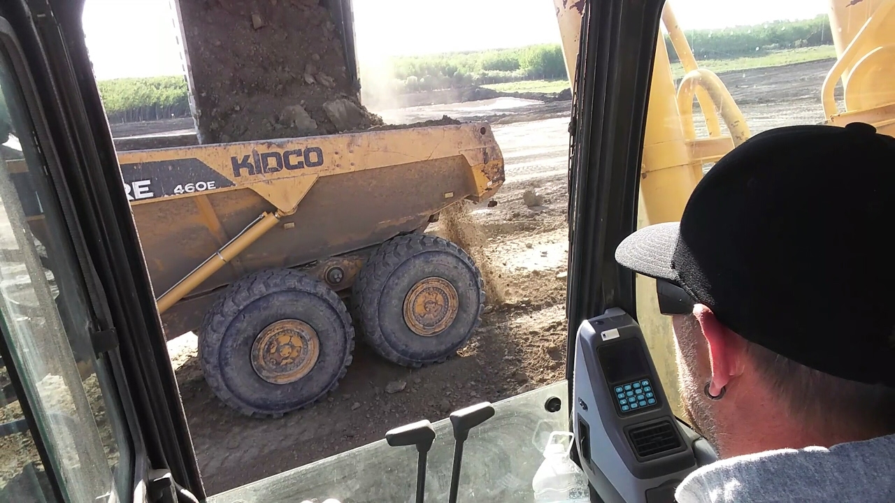 2 oversized buckets fills the 40 tonner - Komatsu 1250