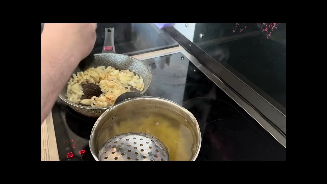 Куриная печень с луком и макаронами+ куриная печень в маринаде, на шпажках в электрогриле. 