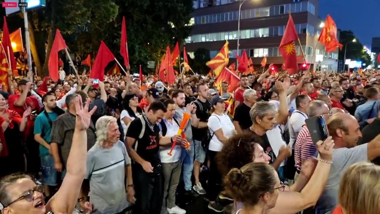 Голем број на граѓани и вечерва протестираа против францускиот предлог.