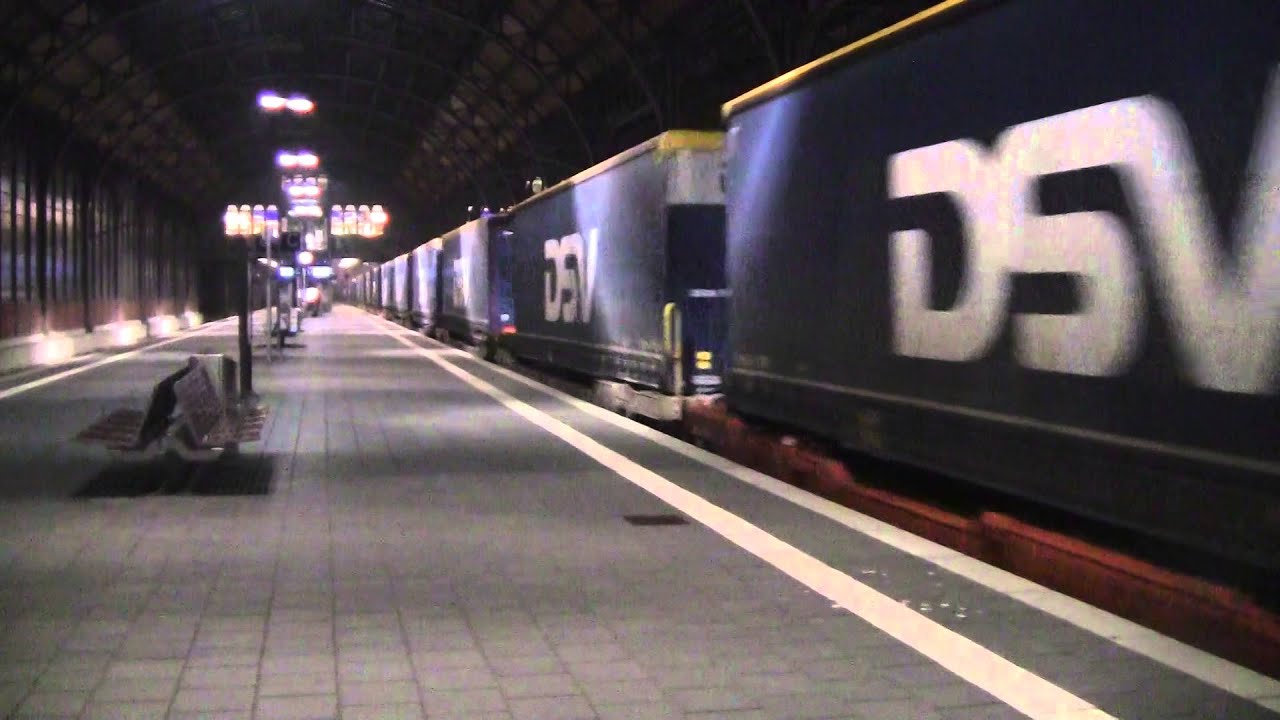 Siemens ES64U2 durchfährt Lübeck Hbf mit KLV-Zug