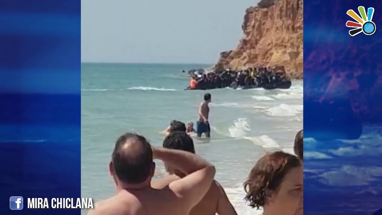 Una patera desembarca en La Barrosa de Chiclana ante el asombro de los presentes