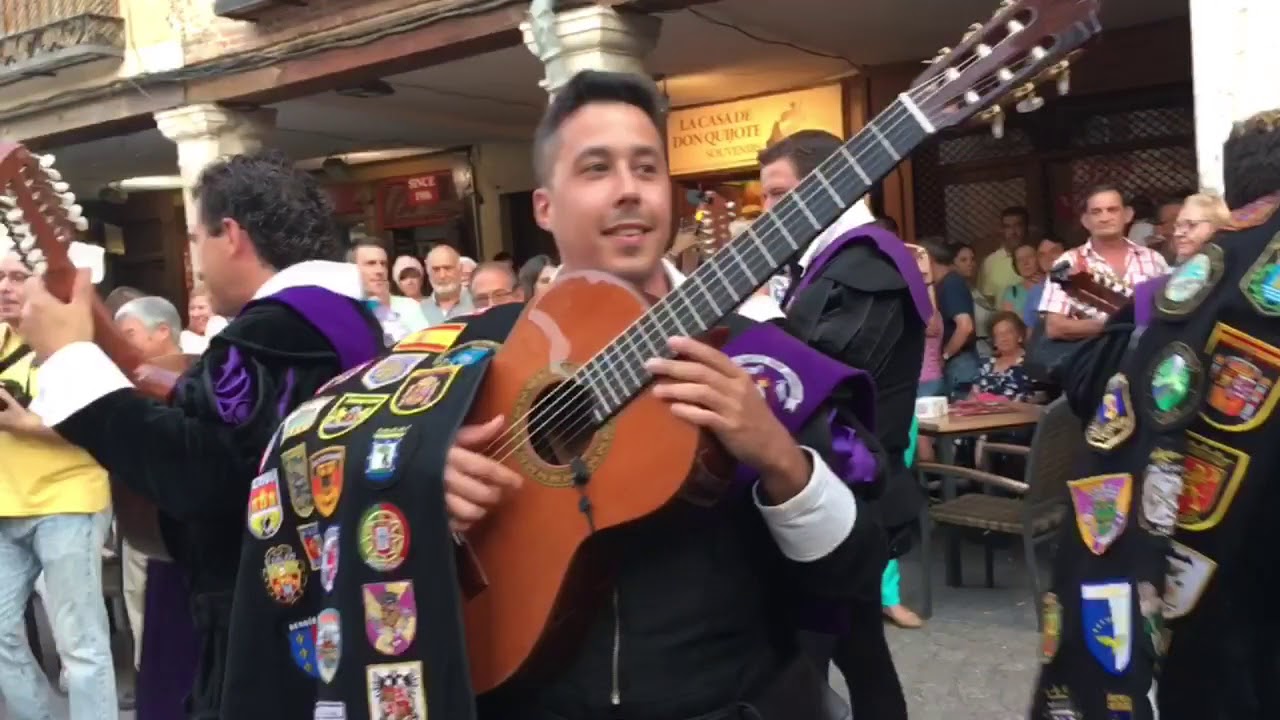 Ferias Alcalá 2017, la tuna canta el himno de Alcalá de Henares
