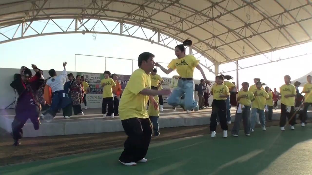 総踊り「しゃけサンバ」「ザ・フェスティバル」 2026.3.1 「第10回筑西YOSAKOI祭り」道の駅グランテラス筑西 野外ステージ演舞です。