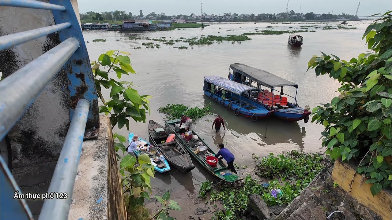 Một gánh bún cua bên đường và một nồi bún cá trên sông giá rẻ dành cho người lao động 