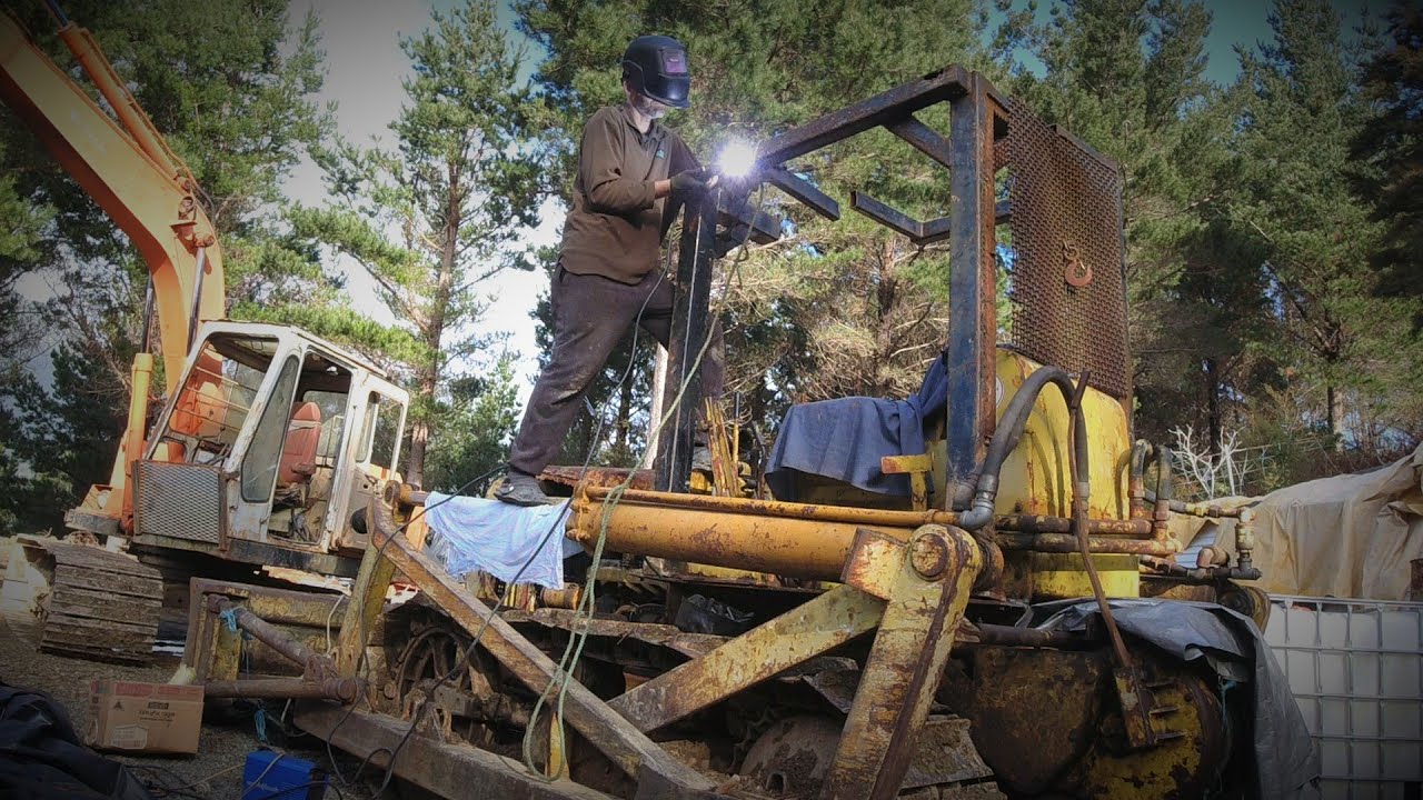 Making a bush canopy for the Abandoned TD9 Dozer & winching over a big leaning tree..