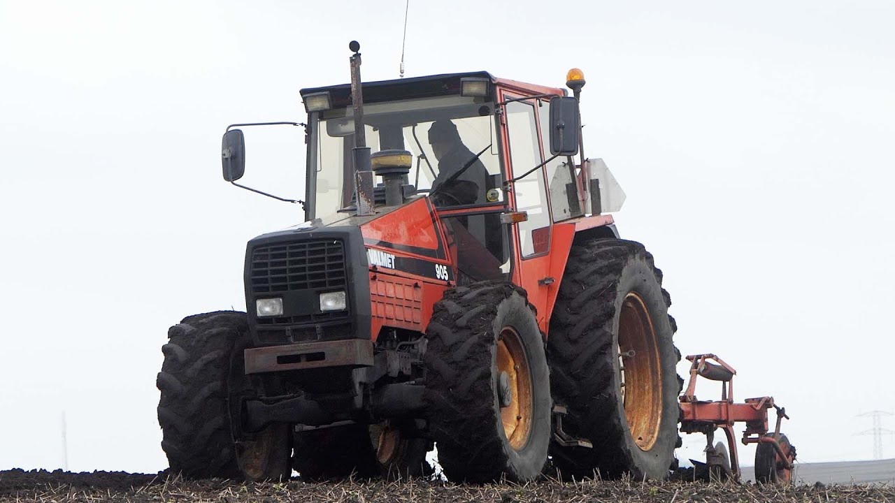 Valmet 905 in the field ploughing w/ 3-Furrow Plow