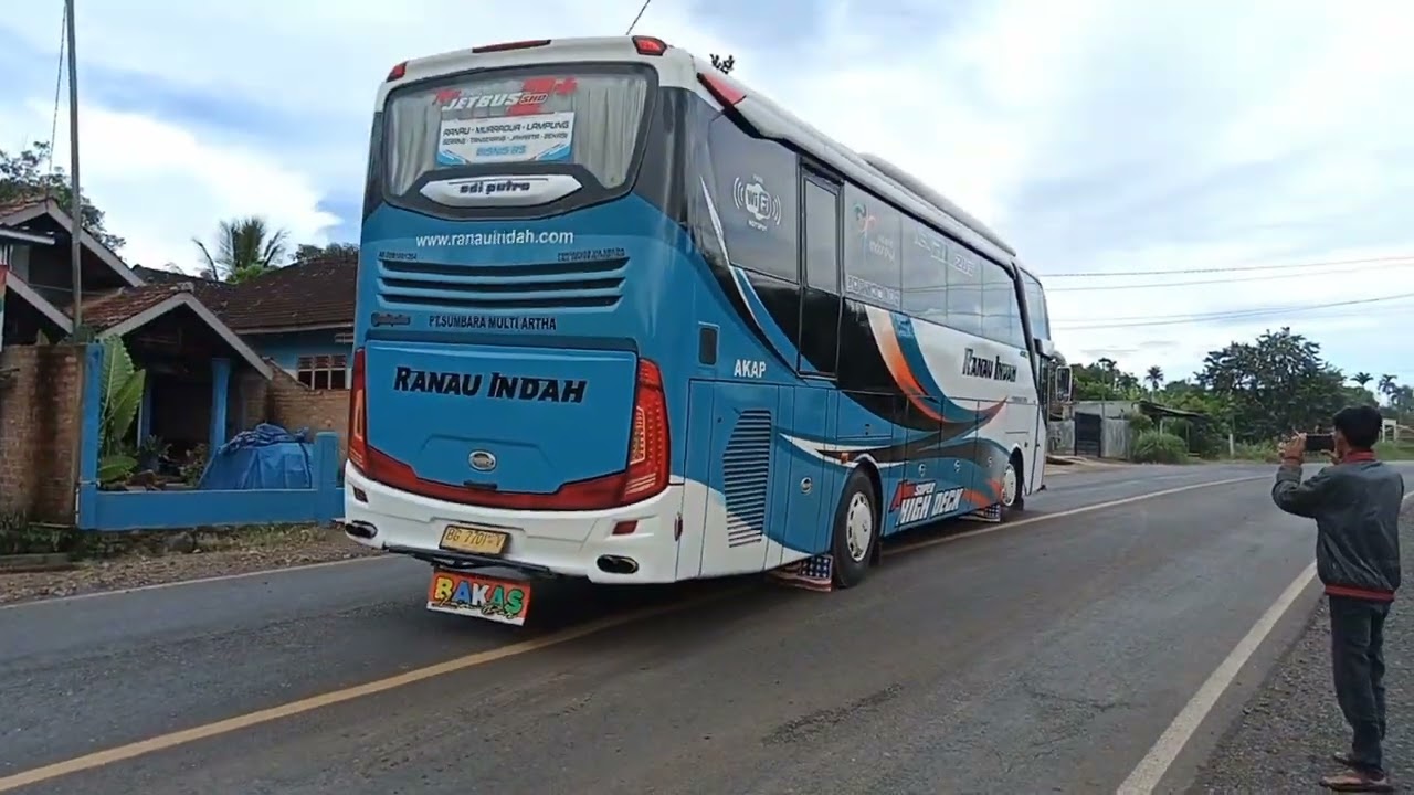 dua unit bus Ranau indah istirahat di rumah makan Sutan kayo RI81dan Ri84