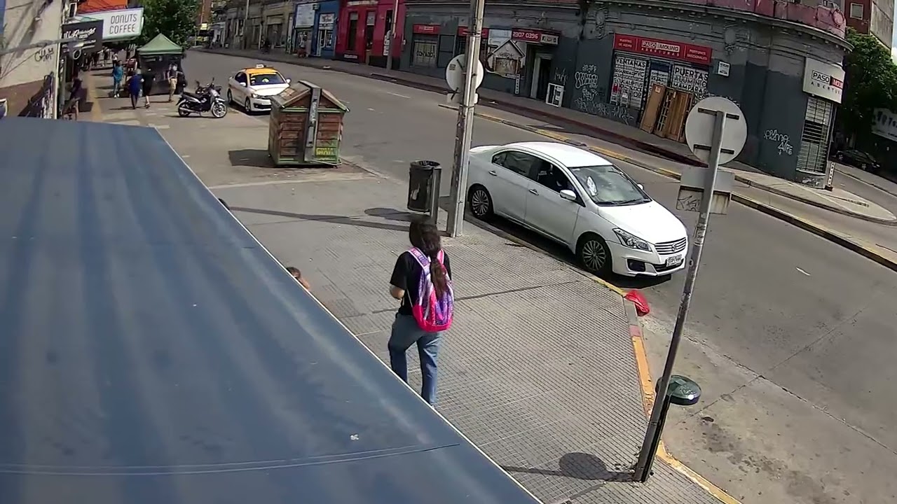 Policías frustran robo a joyería y detienen a dos personas.