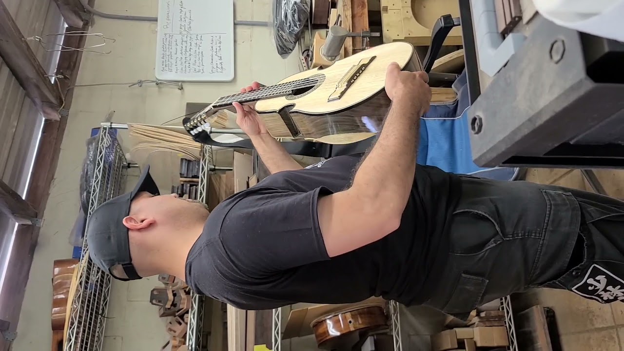 Luthier De Cuatros Puertorriqueño Daniel Franco Tocando El Cuatro Que Construllo pa mi Papa.