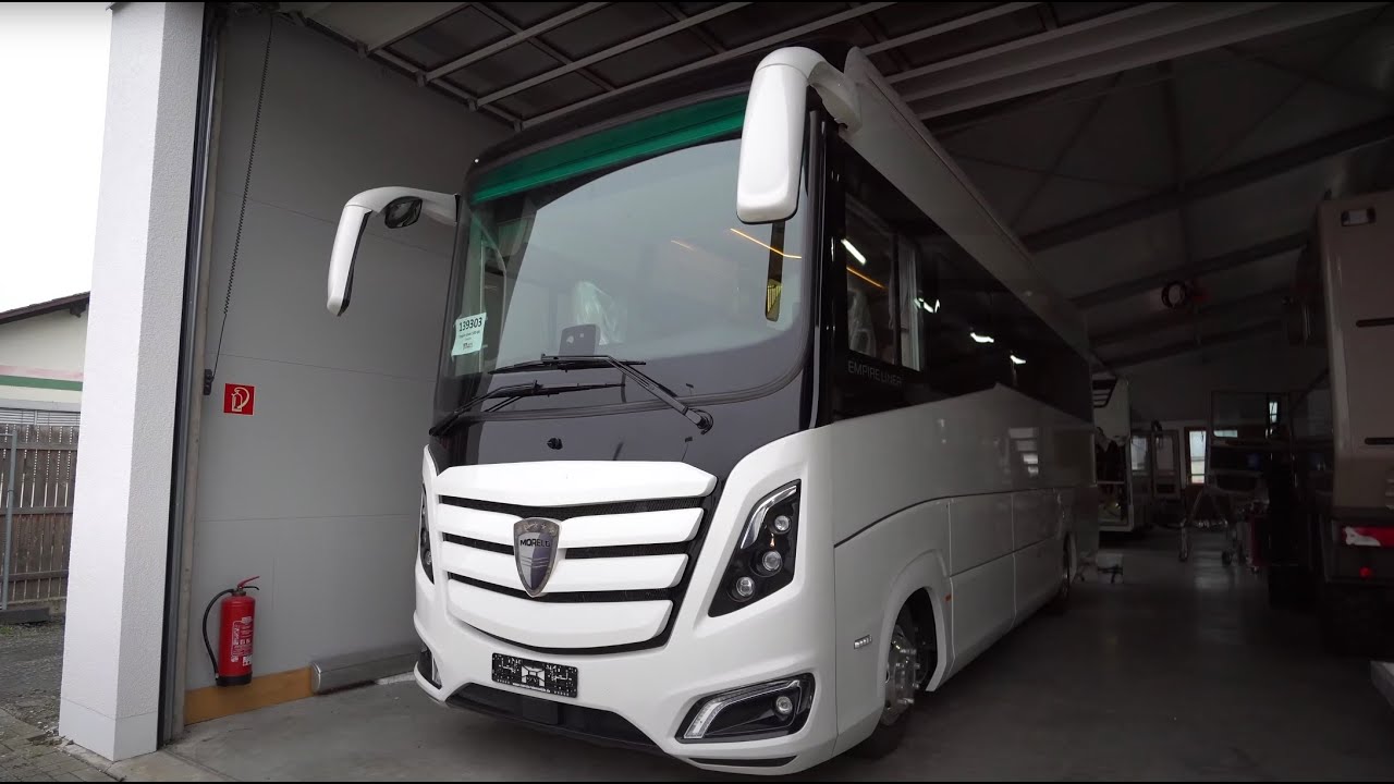 Zu Tränen gerührt: Morelo Empire 2021 Eigentümer sieht sein Wohnmobil zum ersten Mal.