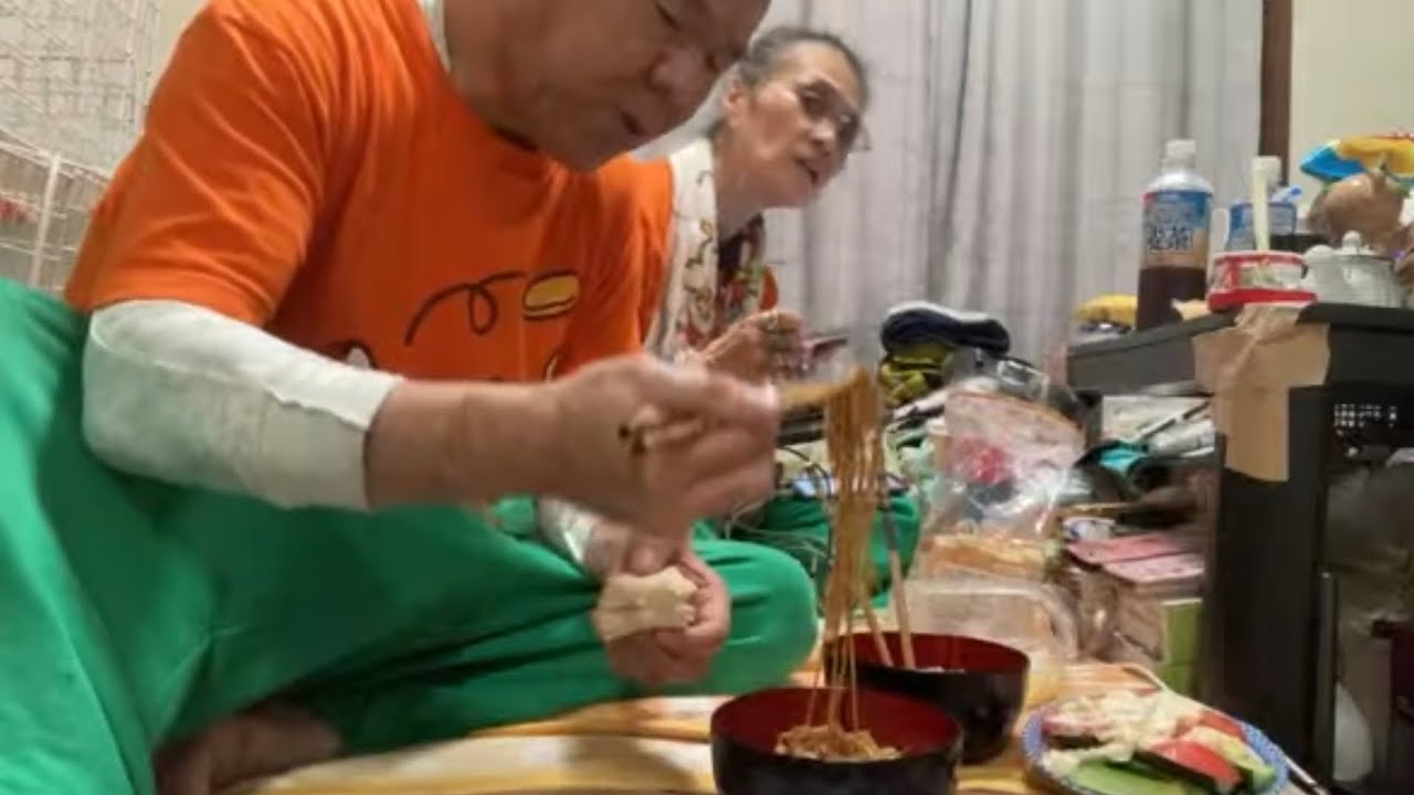 【月曜日の晩ごはん】焼きそば/ジャムパン/きゅうり/トマト/漬物　※2023.6.26アーカイブ