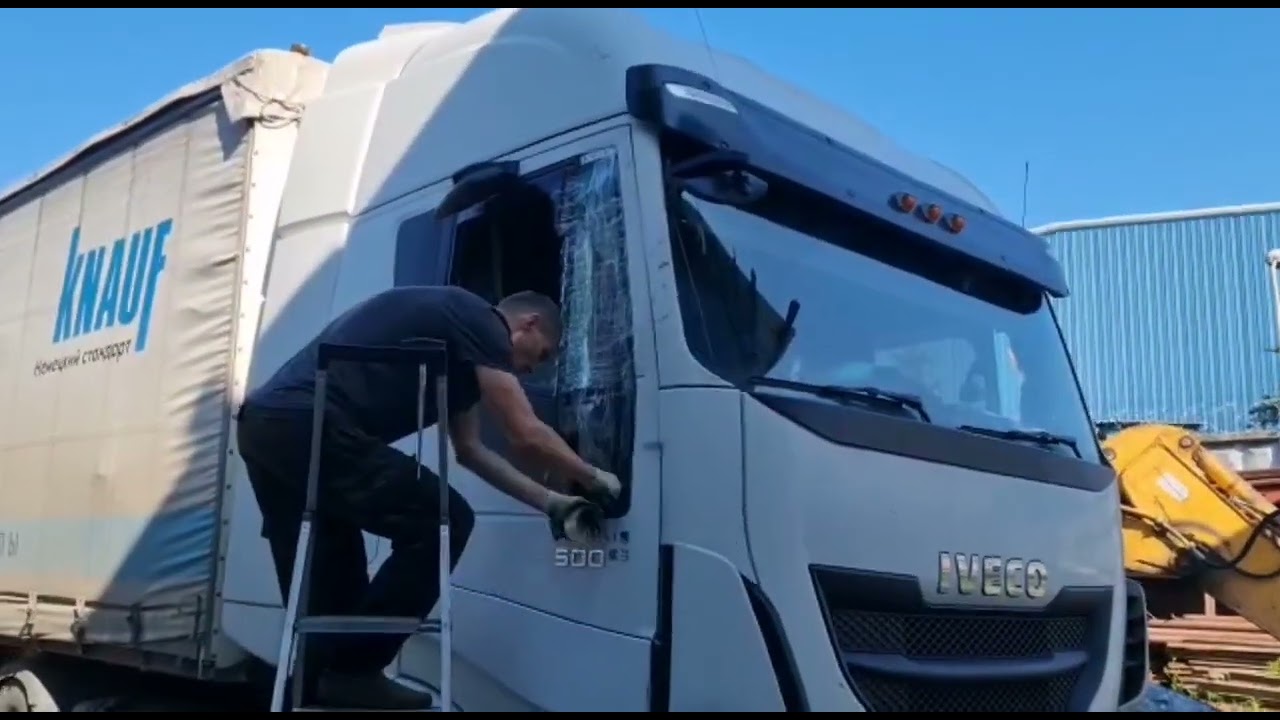 Замена глухого стекла на двери в Iveco Stralis