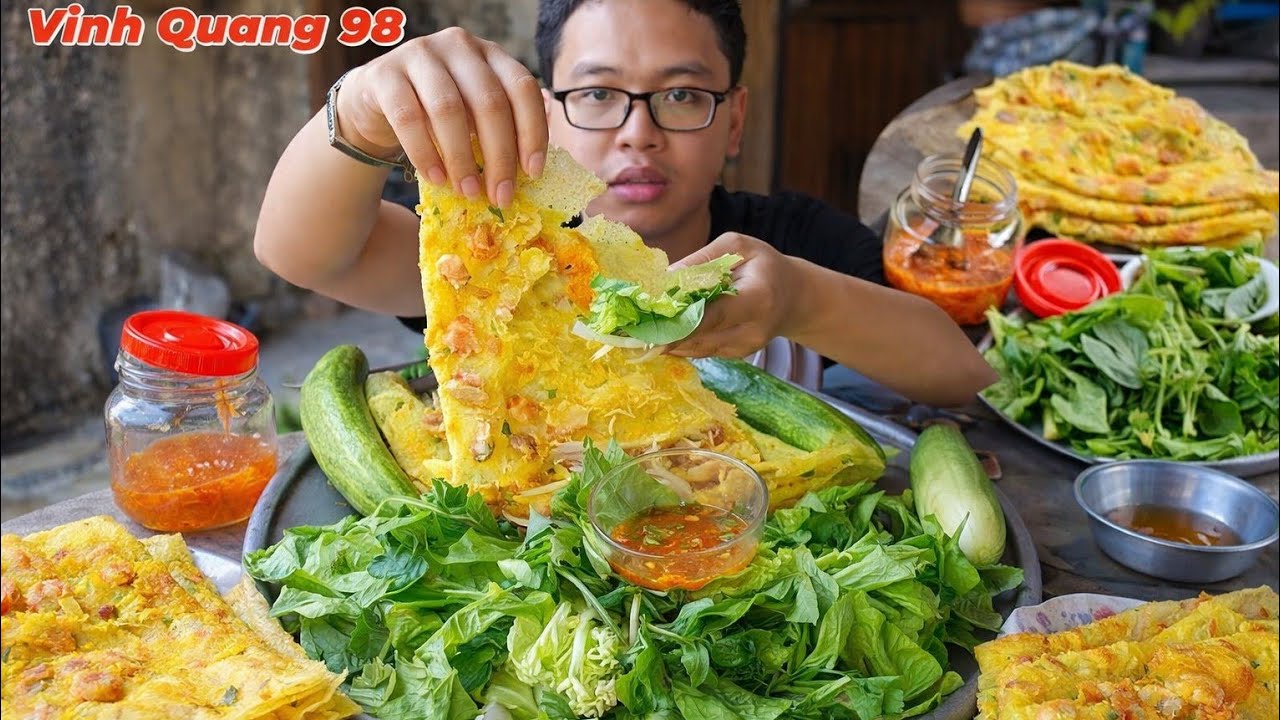 Bánh Xèo Miền Tây. Dì 5 Trổ Tài Chiên Bánh Xèo, VQ98 Làm Ngay Hai Cái Cuốn Rau Sống Chấm Mắm Ớt 