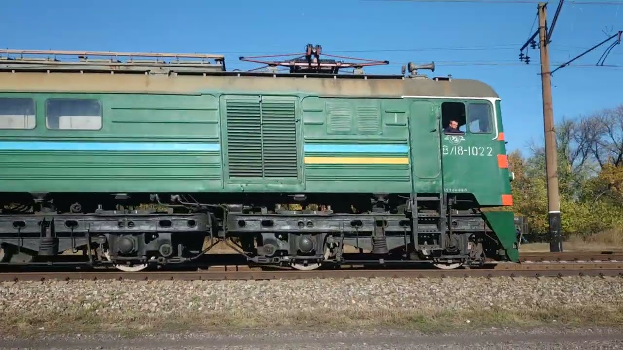 ВЛ8м - 1022 с грузовым поездом