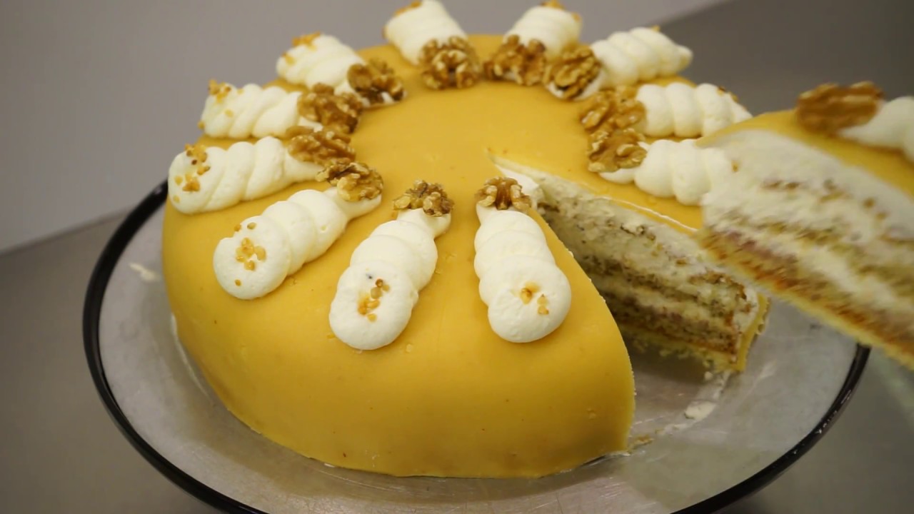 Klassische Marzipantorte - Sahnetorte mit Marzipan, Nüssen & Rum - Kuchenfee