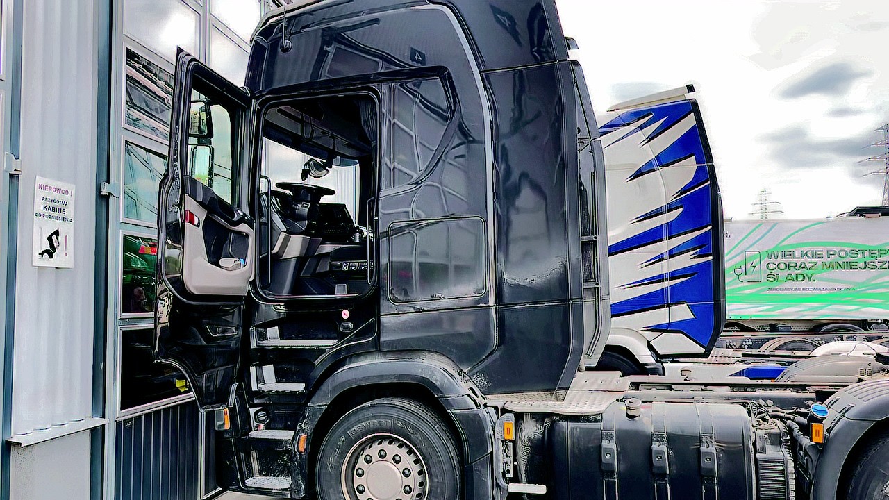 Обзор электрической новой Scania! Поломка рефа, сервис и новый салон из ЭКОКОЖЫ!