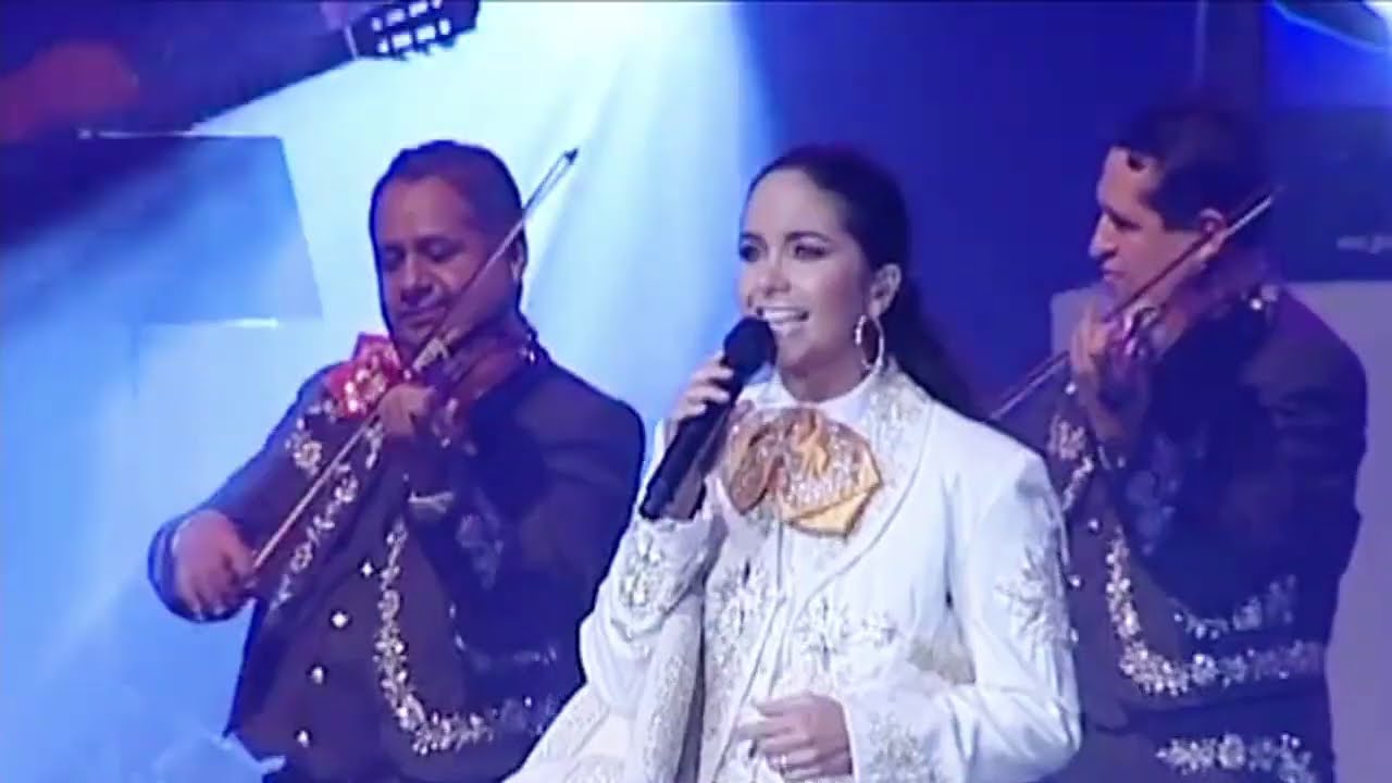 LUCERO interpreta La Camisa Negra en el Auditorio Nacional