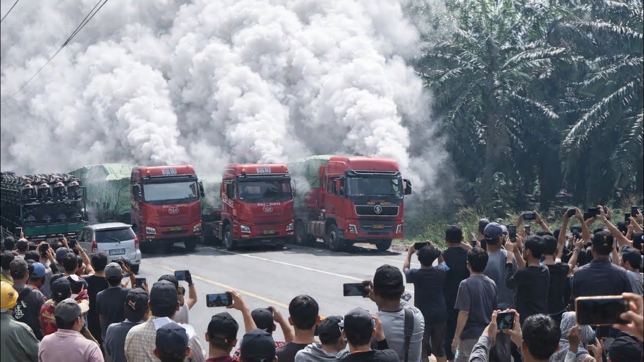 Truck Trailer Siba Surya Berlomba Melewati Tanjakan Bukit Kodok || Moment Truck 